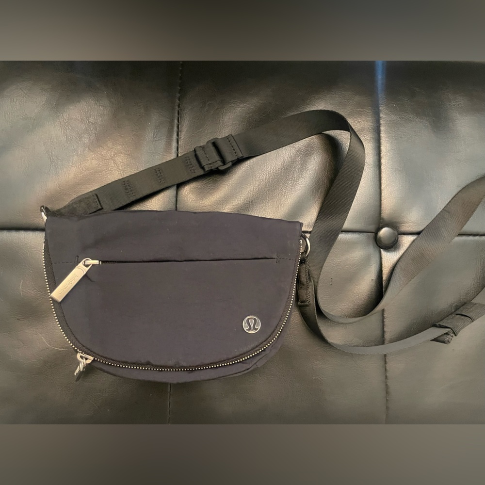 ⭐️Black micro zip top lululemon bag